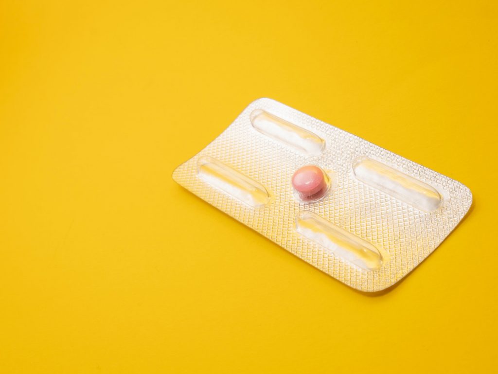 Tabletka Mizoprostol w opakowaniu na żółtym tle